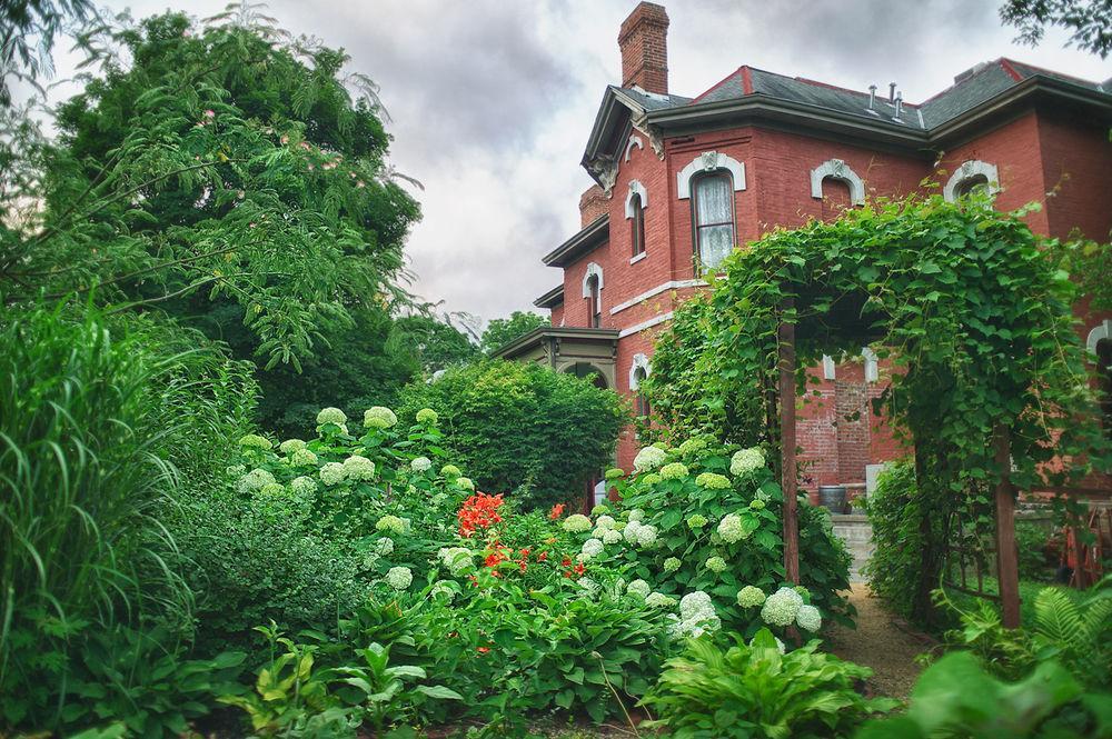 Whiskey Mansion Bed and Breakfast Saint Joseph Exteriör bild