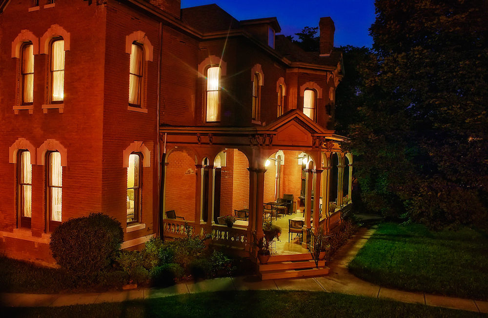 Whiskey Mansion Bed and Breakfast Saint Joseph Exteriör bild