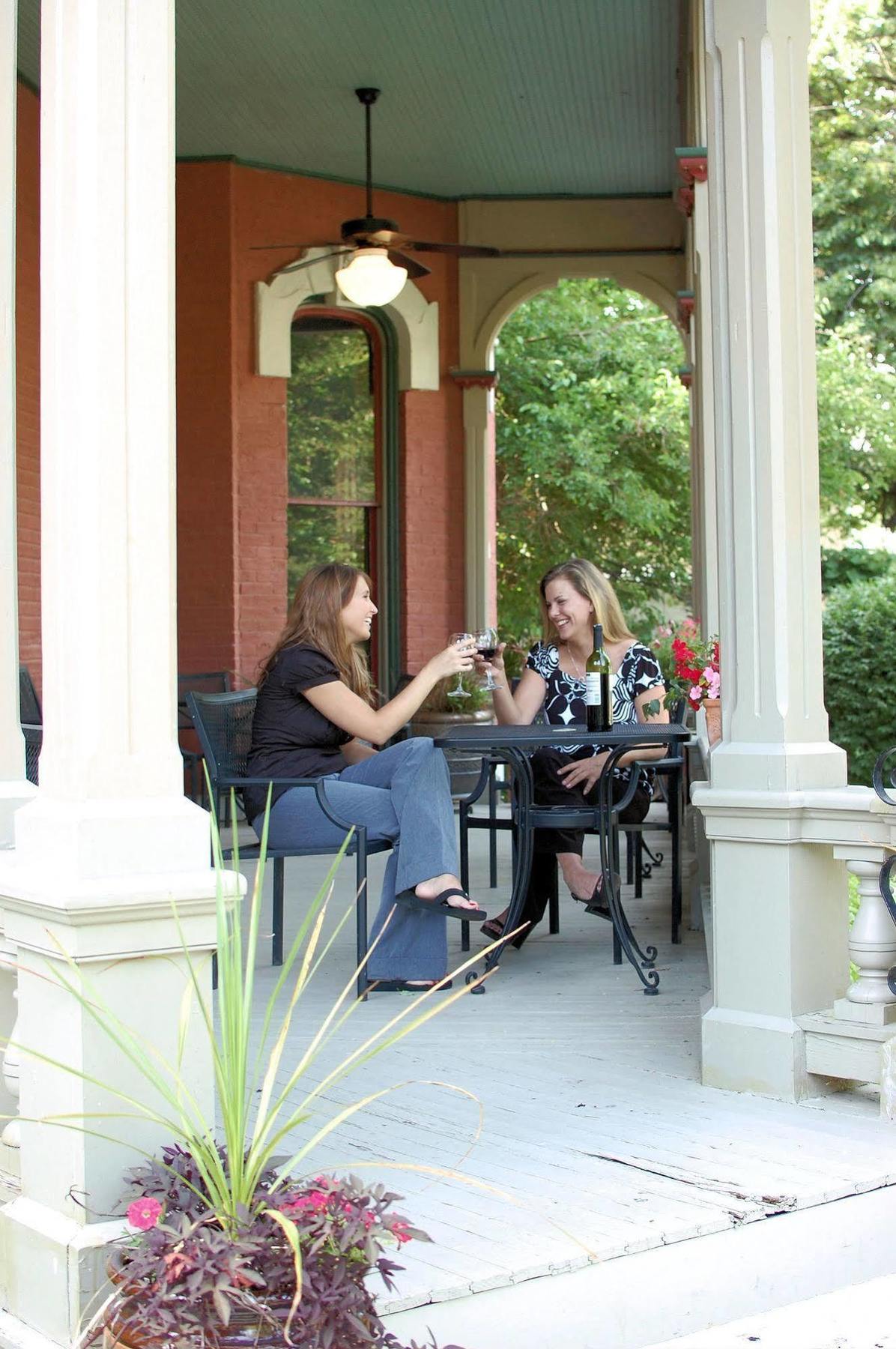 Whiskey Mansion Bed and Breakfast Saint Joseph Restaurang bild