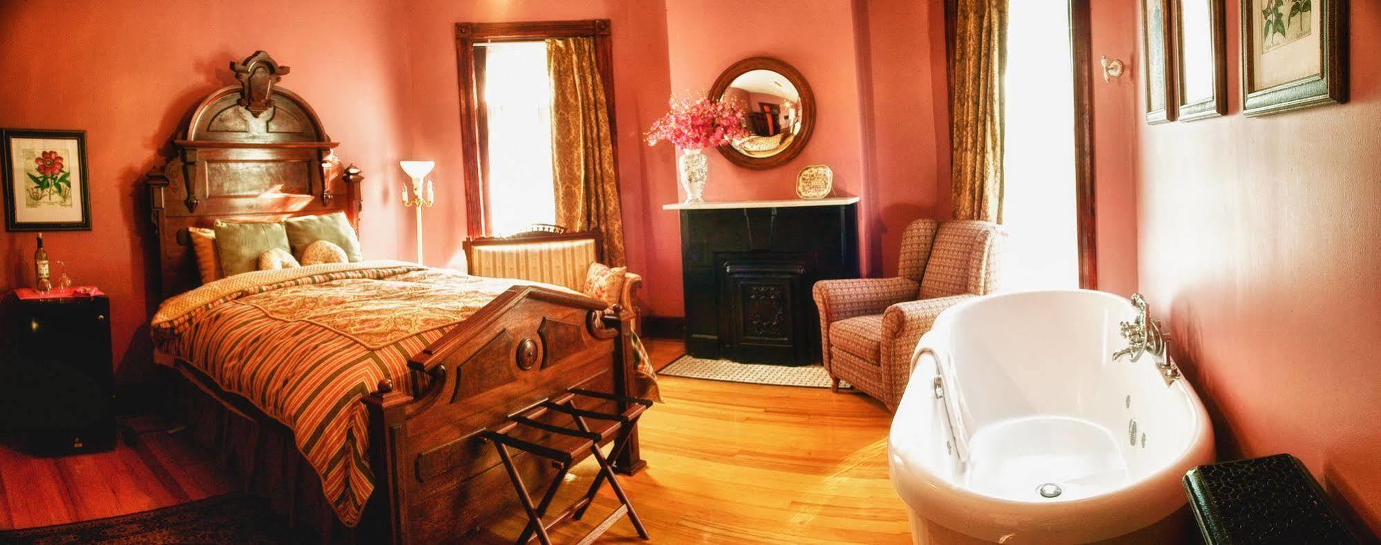 Whiskey Mansion Bed and Breakfast Saint Joseph Exteriör bild